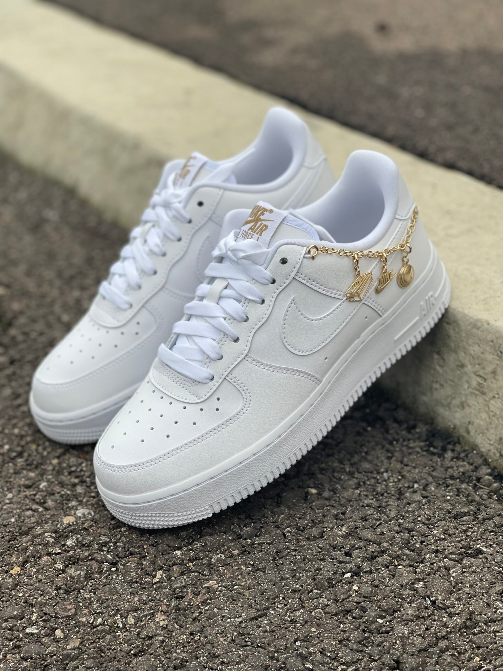 Air Force 1 '07 Lx Chain gold – Image 4