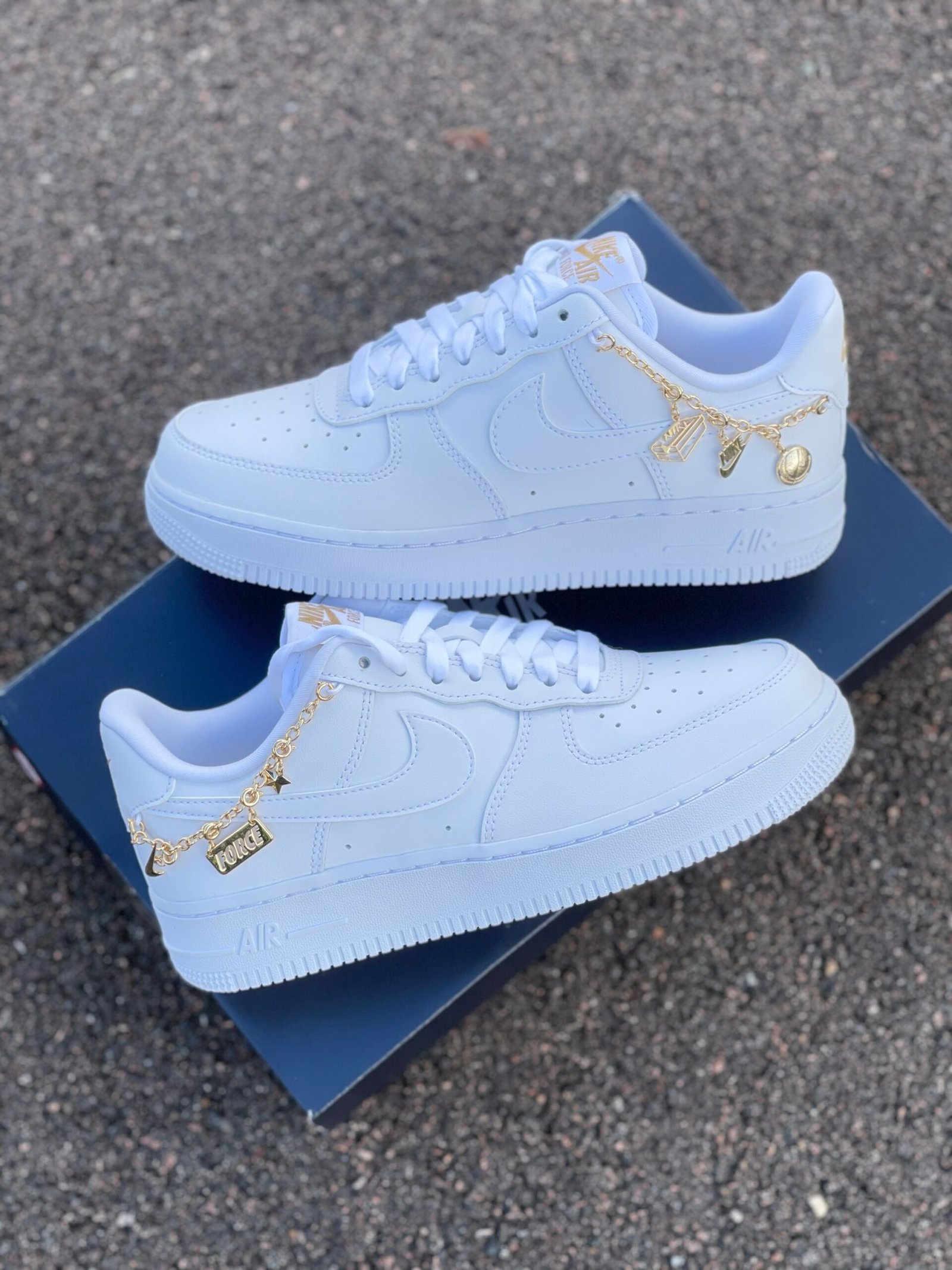 Air Force 1 '07 Lx Chain gold – Image 3
