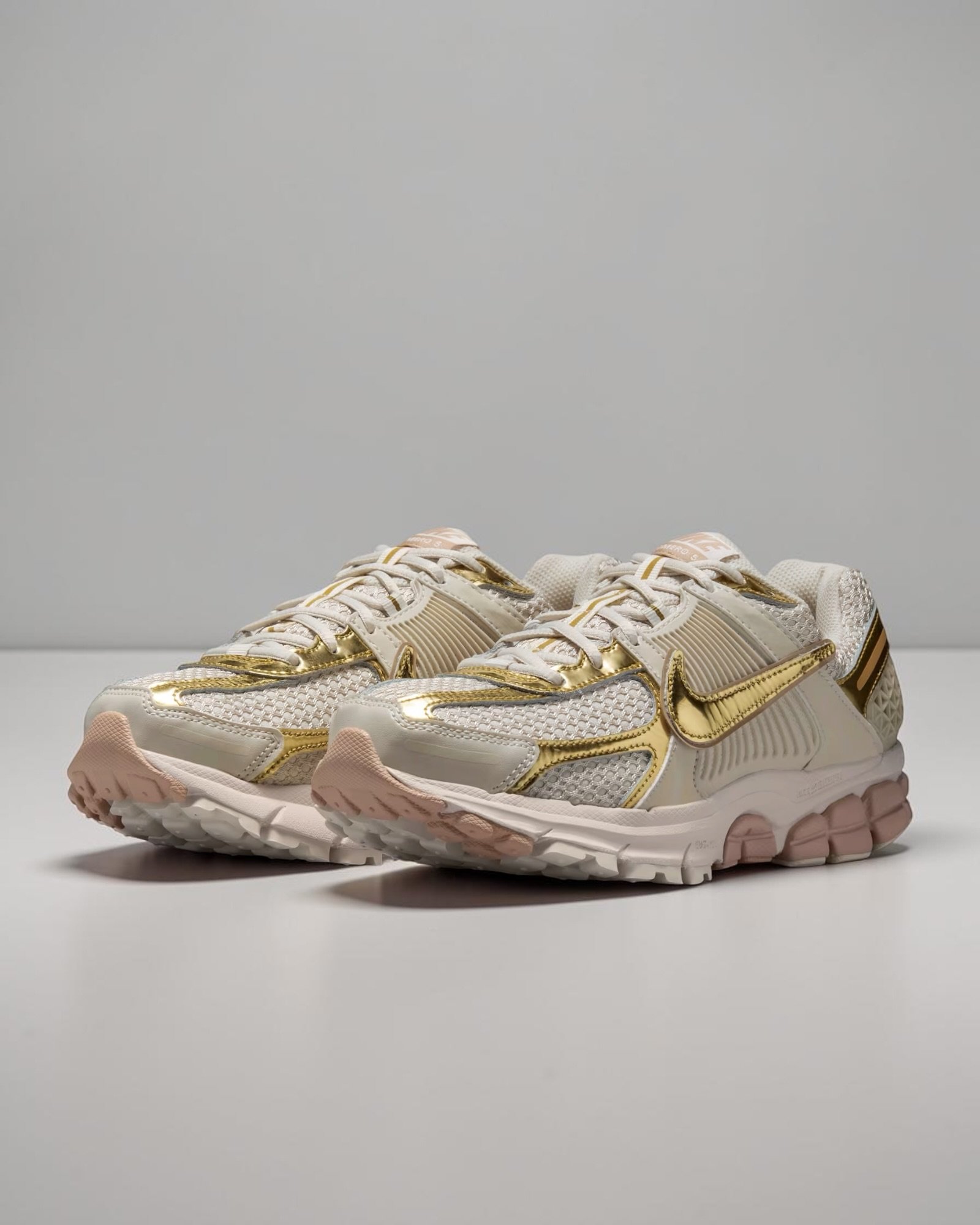 Zoom Vomero 5 "Chrome" Gold – Image 3