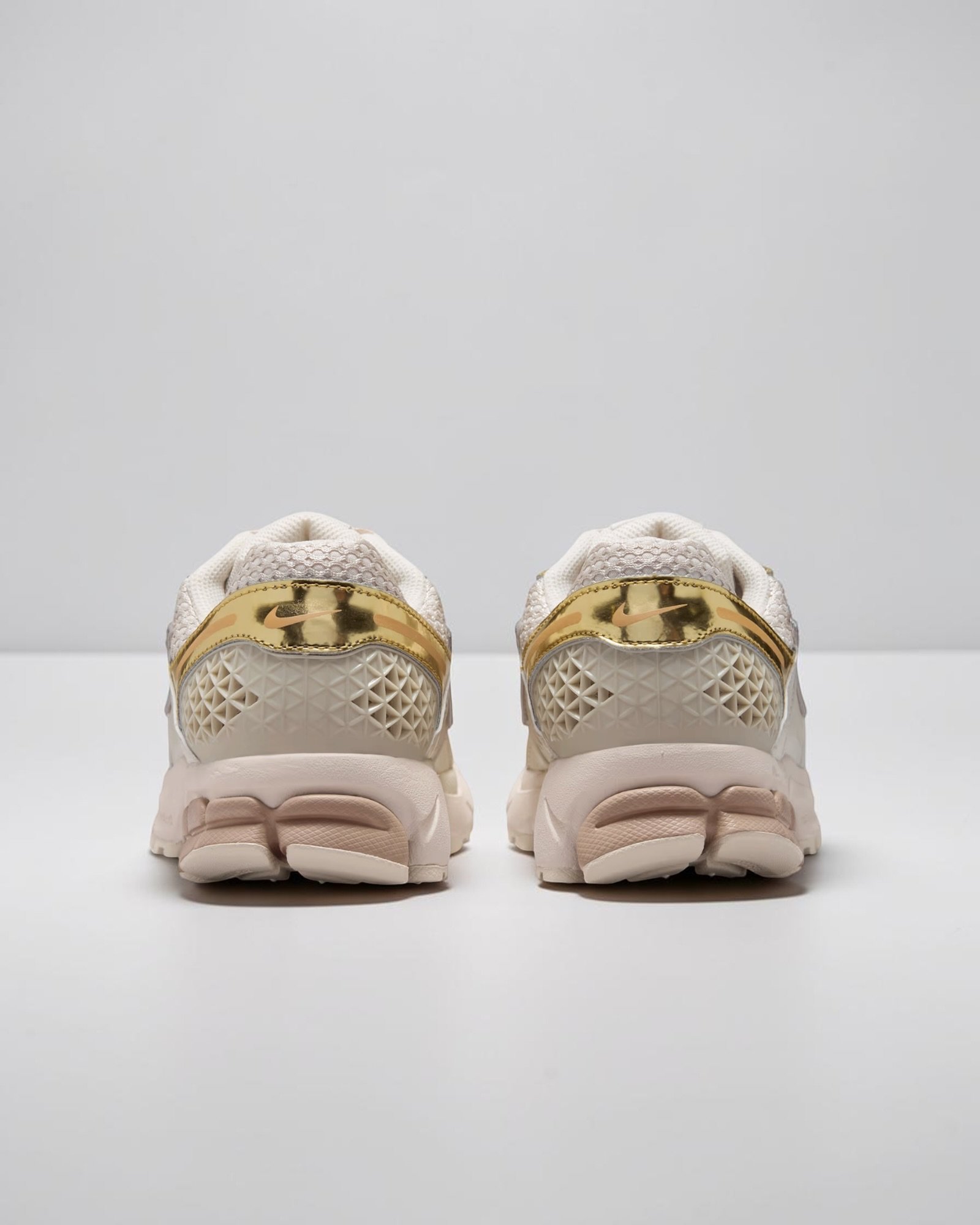 Zoom Vomero 5 "Chrome" Gold – Image 6