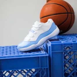 Air Jordan 11 Retro Low « University Blue »