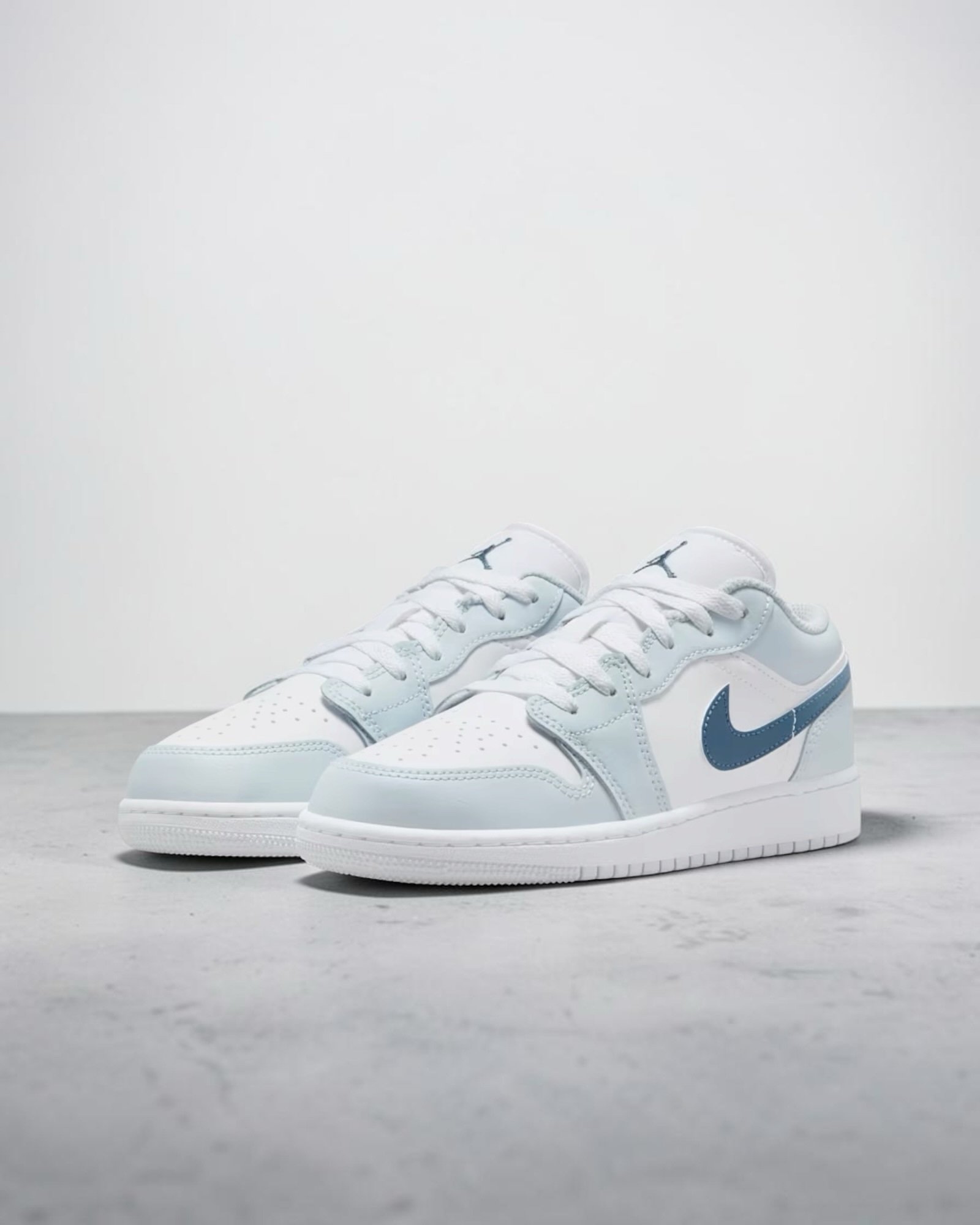 Air Jordan 1 Low Gs Squadron Blue – Image 2