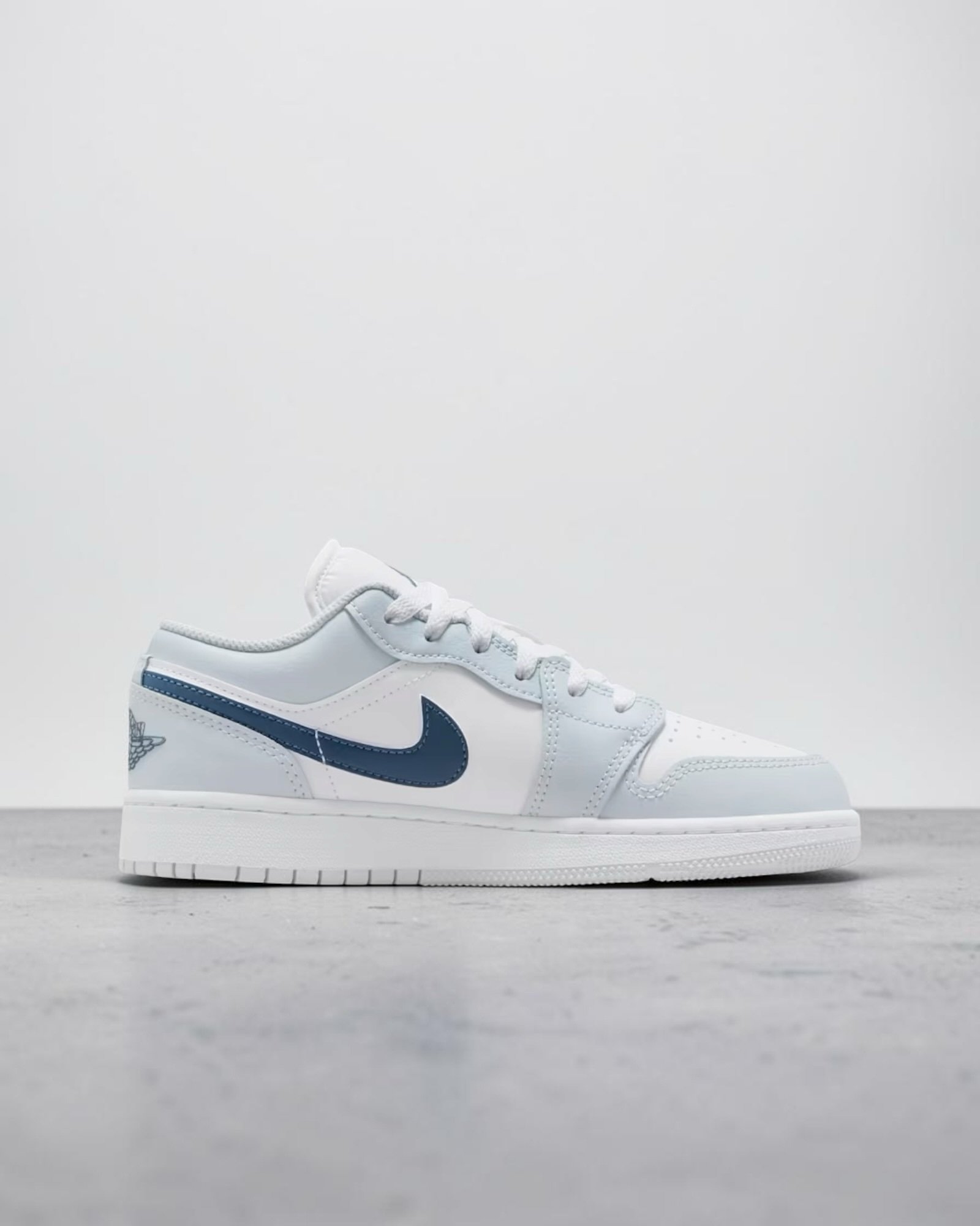Air Jordan 1 Low Gs Squadron Blue – Image 3