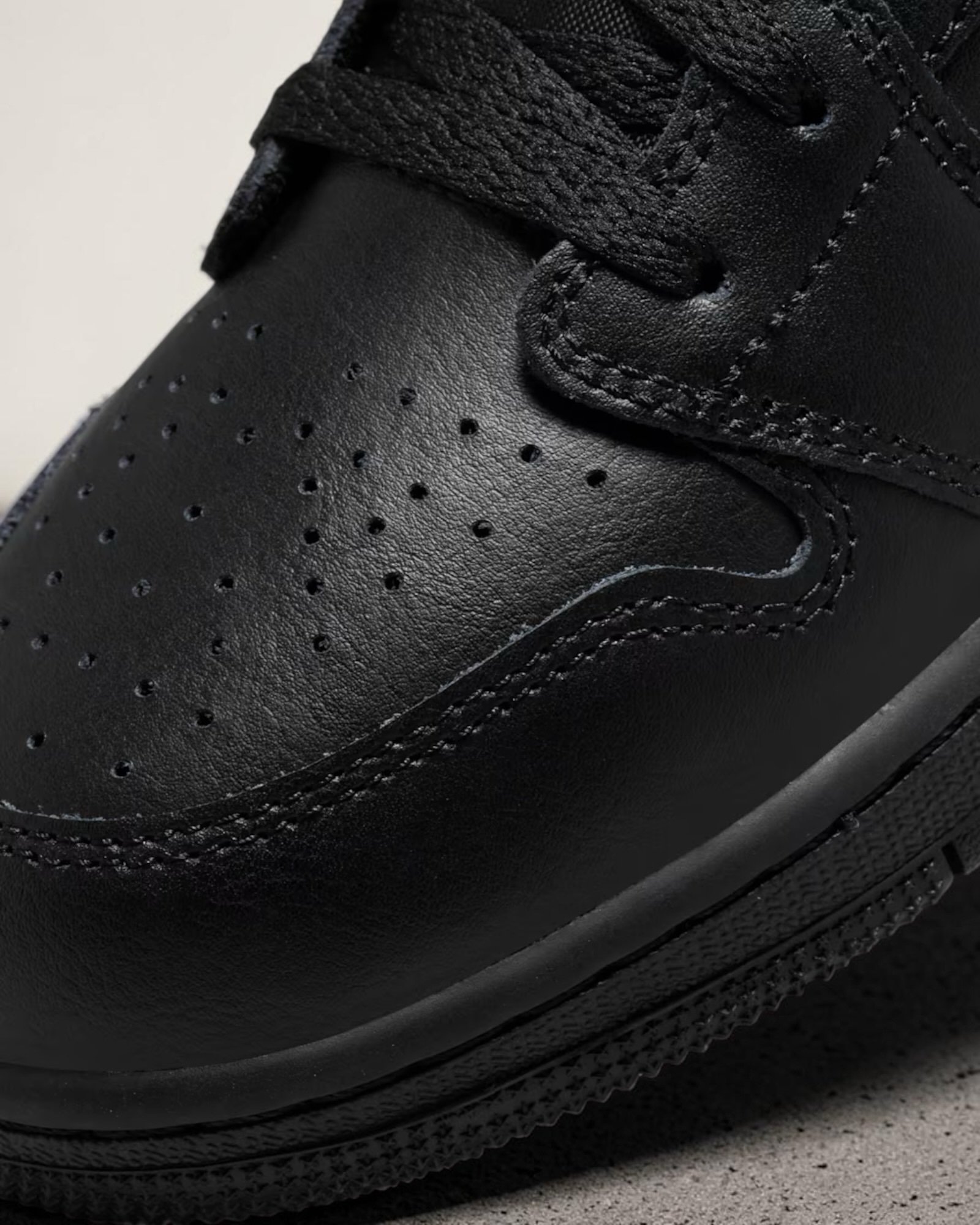 Air Jordan 1 Low Gs Black – Image 5