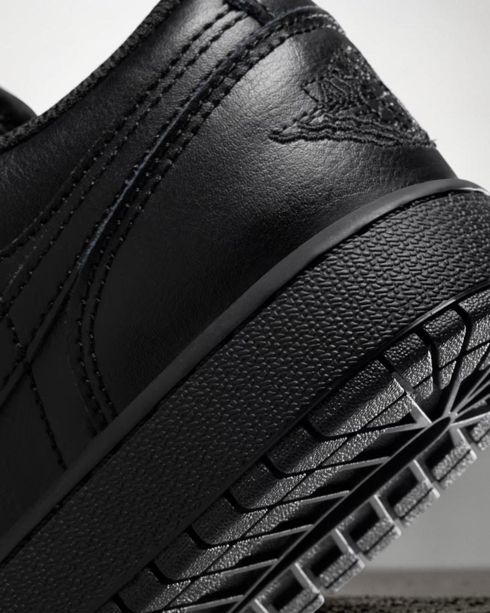 Air Jordan 1 Low Gs Black – Image 6