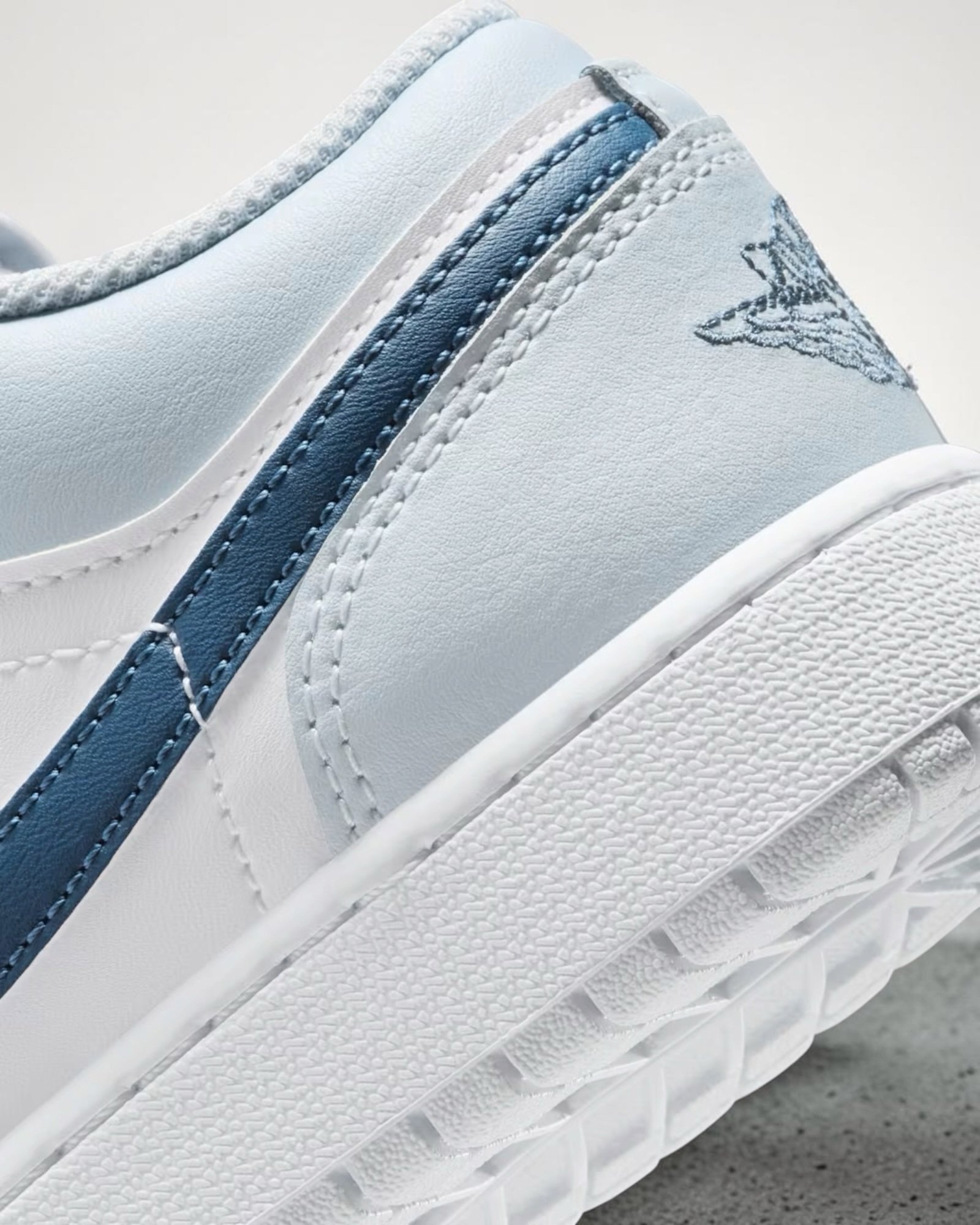 Air Jordan 1 Low Gs Squadron Blue – Image 5