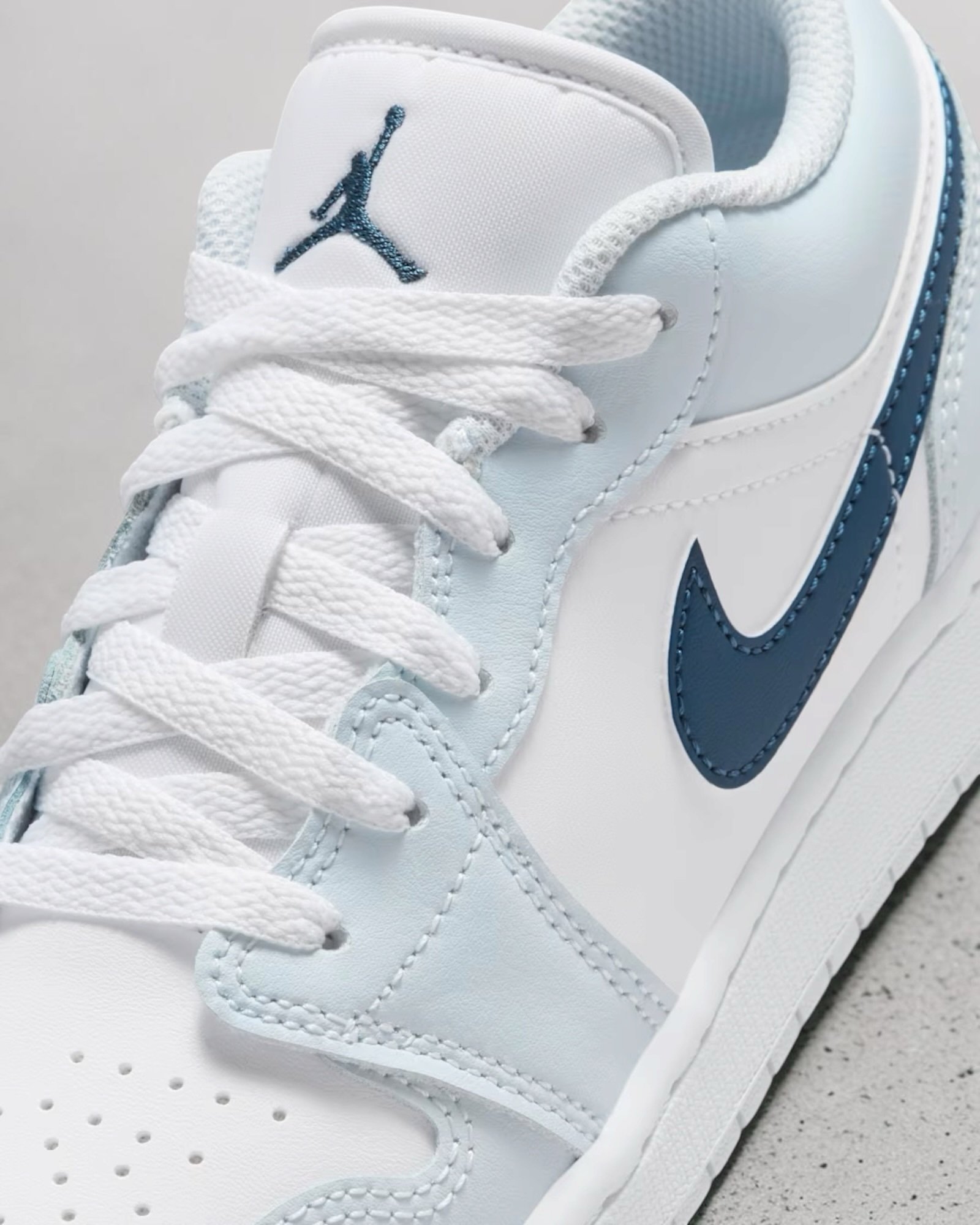 Air Jordan 1 Low Gs Squadron Blue – Image 4