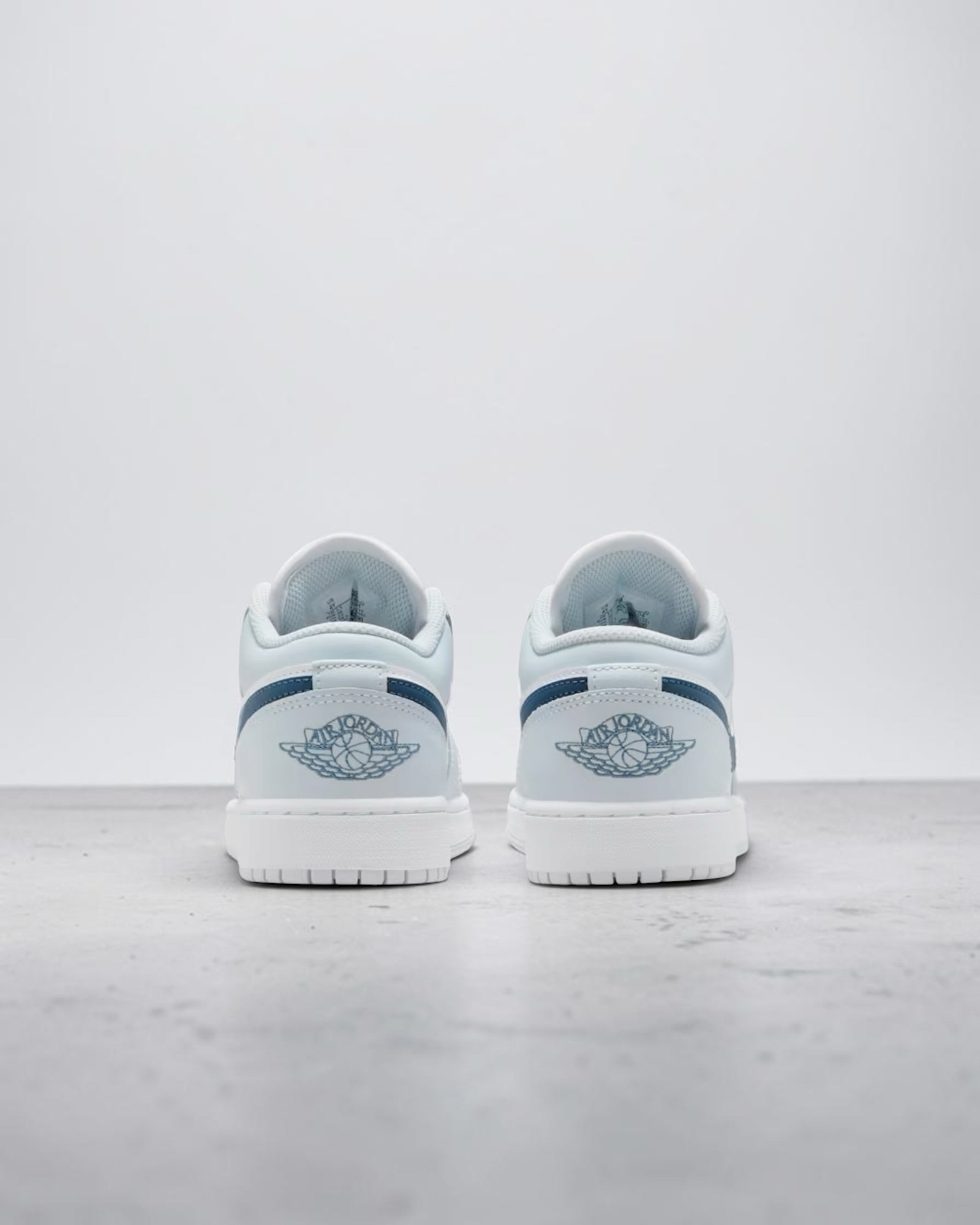 Air Jordan 1 Low Gs Squadron Blue – Image 7