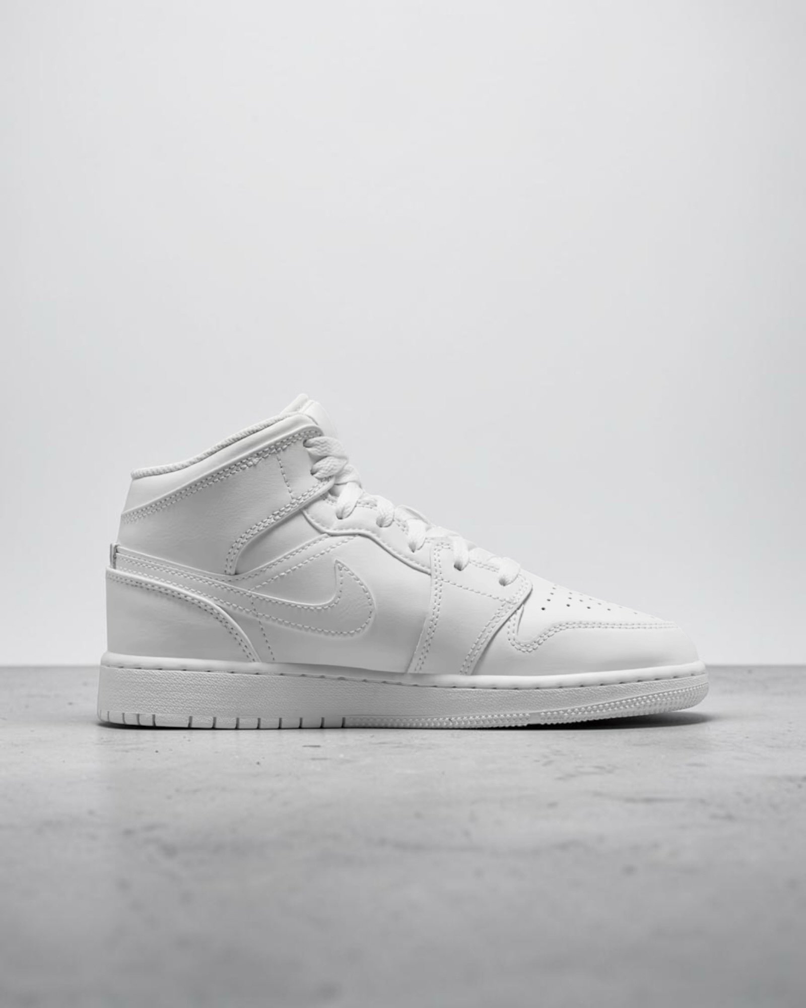 Air Jordan 1 Mid Gs White – Image 3