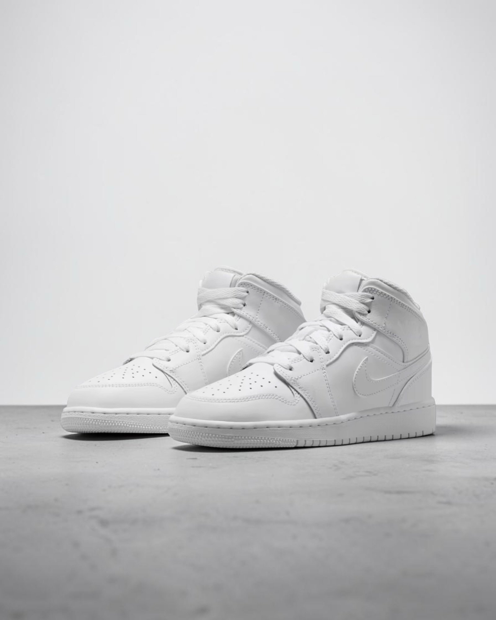 Air Jordan 1 Mid Gs White – Image 2