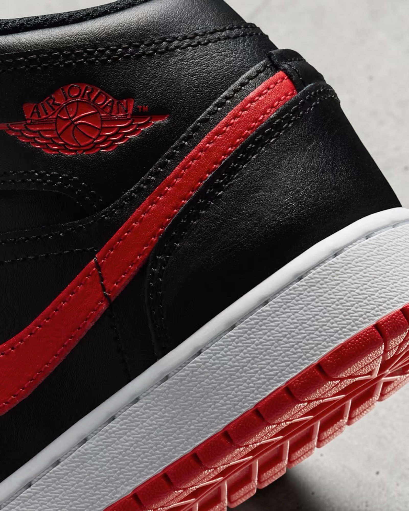 Air Jordan 1 Mid GS Black Red – Image 4