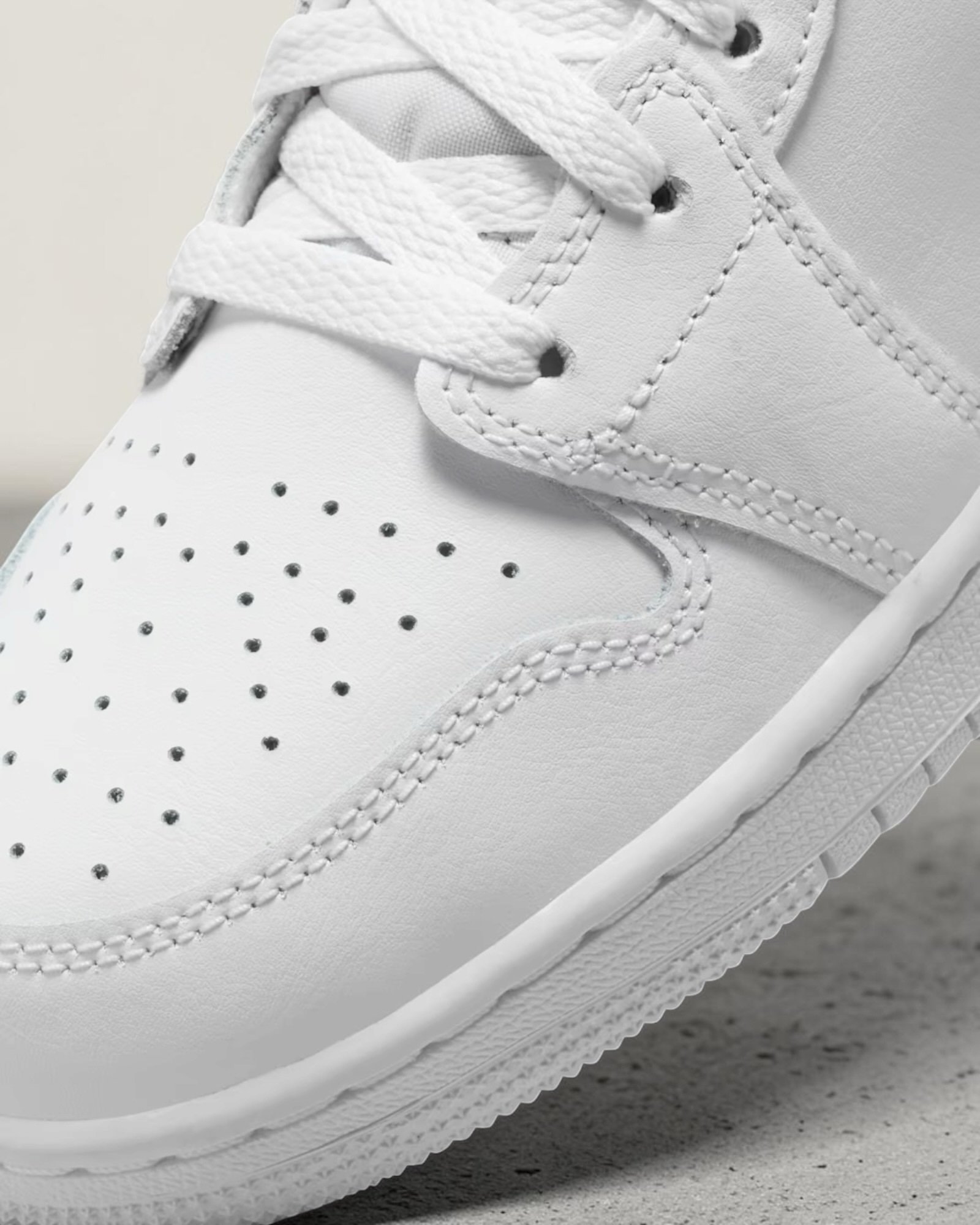 Air Jordan 1 Mid Gs White – Image 4