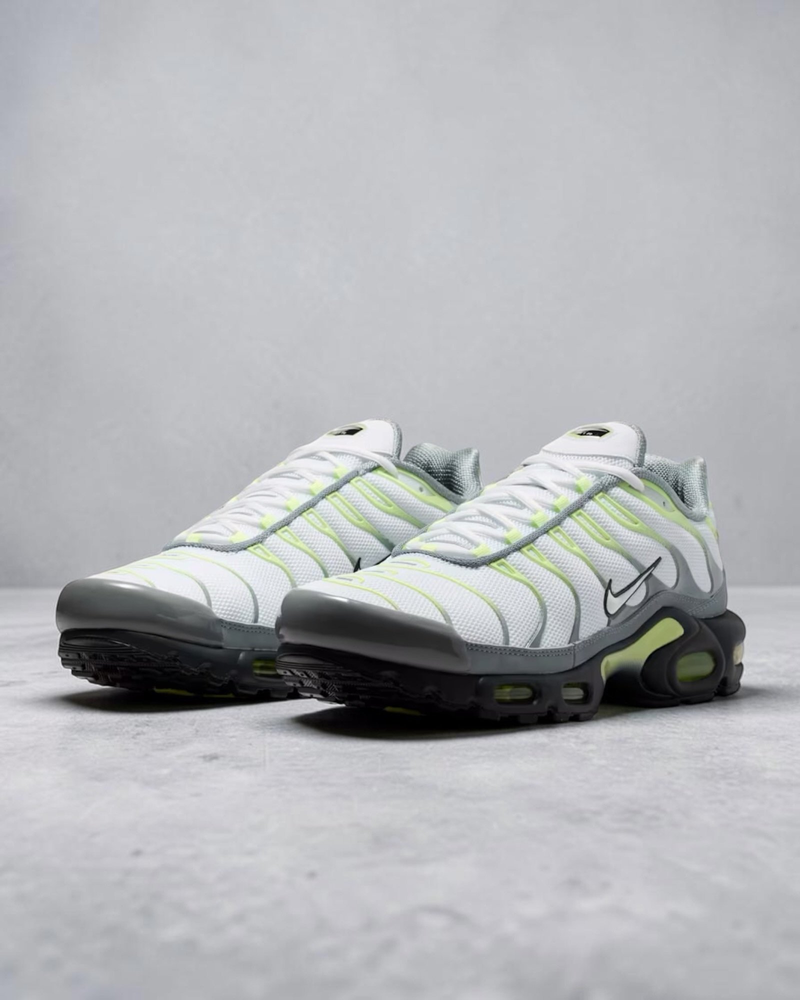 Air Max Plus Tuned Light Liquid Lime – Image 3