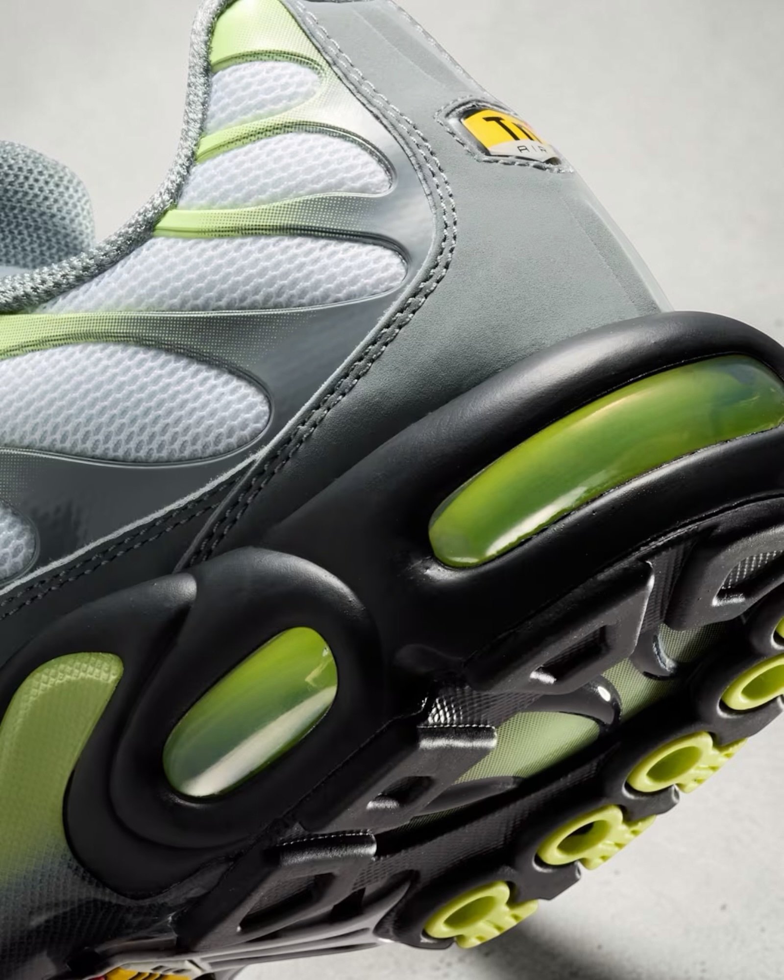 Air Max Plus Tuned Light Liquid Lime – Image 7