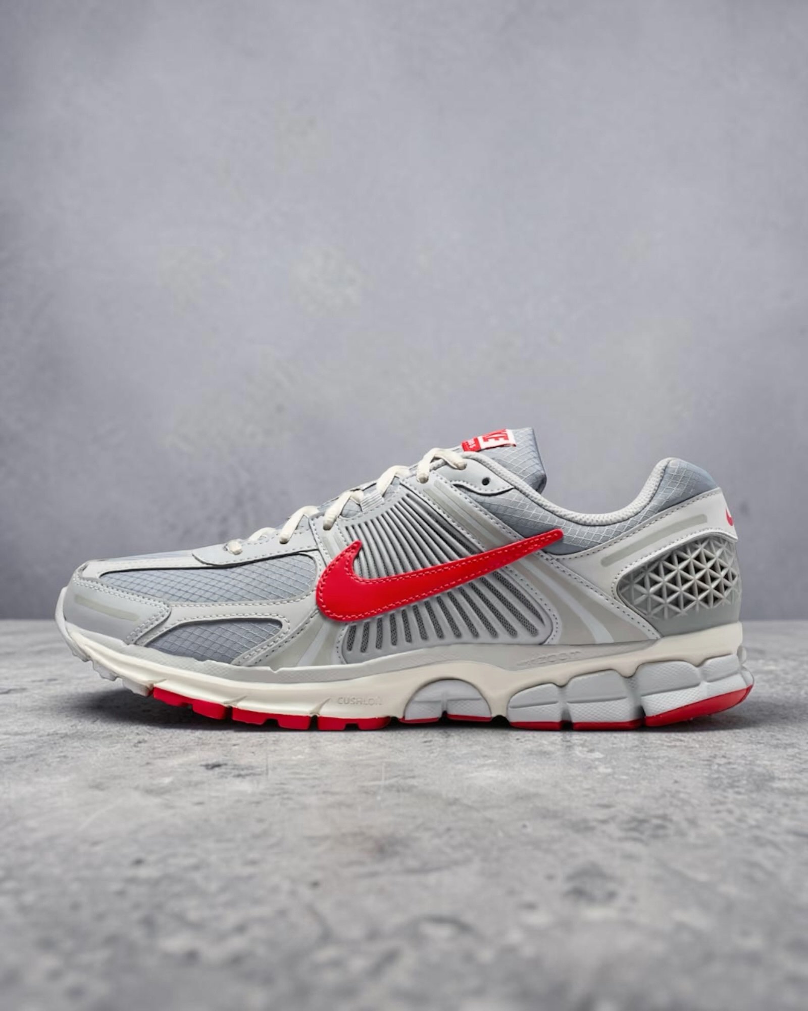 Zoom Vomero 5 Greey red
